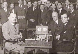 El fundador, Alberto Villate, contra el campeón Alekhine en 1944.