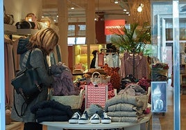 Un mujer compra en un comercio de Vitoria.