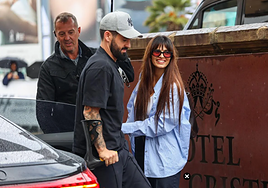 Isco Alarcón baja del coche con muletas y ayudado por su esposa Sara Sálamo en el Hotel María Cristina de San Sebastián.