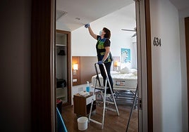 La trabajadora realiza sus labores para Cruz Roja España.