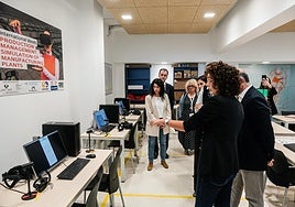 Parte del equipo Motor Student de Vitoria, que ha construído de cero una moto de competición en las instalaciones de Mobility Lab Campus