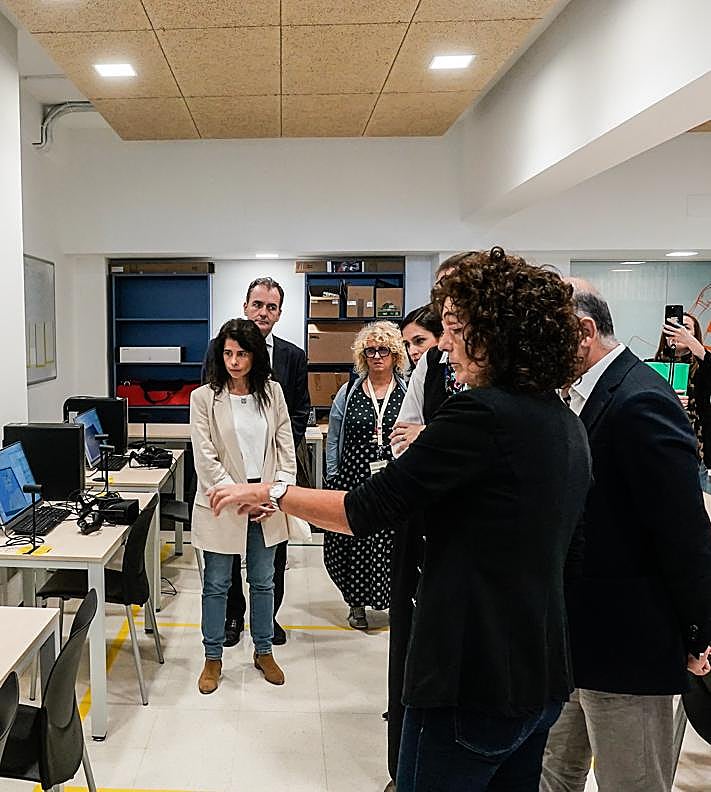 Imagen secundaria 2 - Zuriñe Gómez de Balugera, Héctor Guerrero, Adolfo Morais, Joxerramon Bengoetxea, María Nanclares e Ixone Fernández de Labastida; Josean Ramos, Xabi Sancho, Xabier Basogain e Ignacio Eiriz. Una de las aulas de Mobility Lab Campus, en el sótano de la Facultad de Ingeniería.