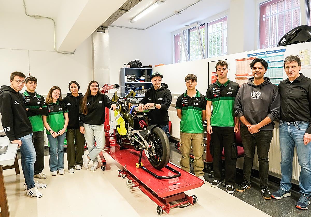 Parte del equipo Motor Student de Vitoria, que ha construído de cero una moto de competición en las instalaciones de Mobility Lab Campus