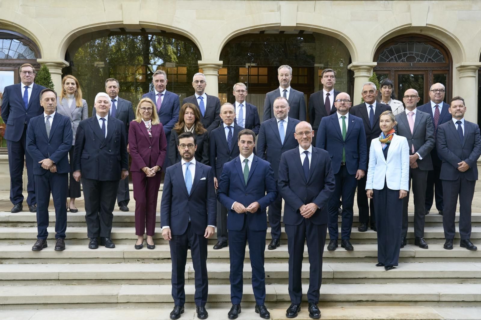 El lehendakari Pradales, junto al secretario general de Acción Exterior, Ander Caballero y el danés Michael Saad, posa con los embajadores de la UE en España.