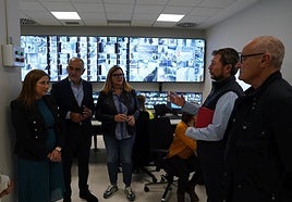 La consejera de Justicia, María Jesús San José (a la izquierda), visita la sala de control de videovigilancia en los juzgados de Bilbao.