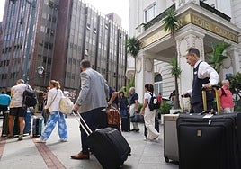 Turistas abandonado un establecimiento hotelero bilbaíno.