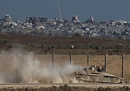 Un vehículo blindado de transporte de personal israelí maniobra en el lado israelí de la frontera entre Israel y Gaza, en Israel.