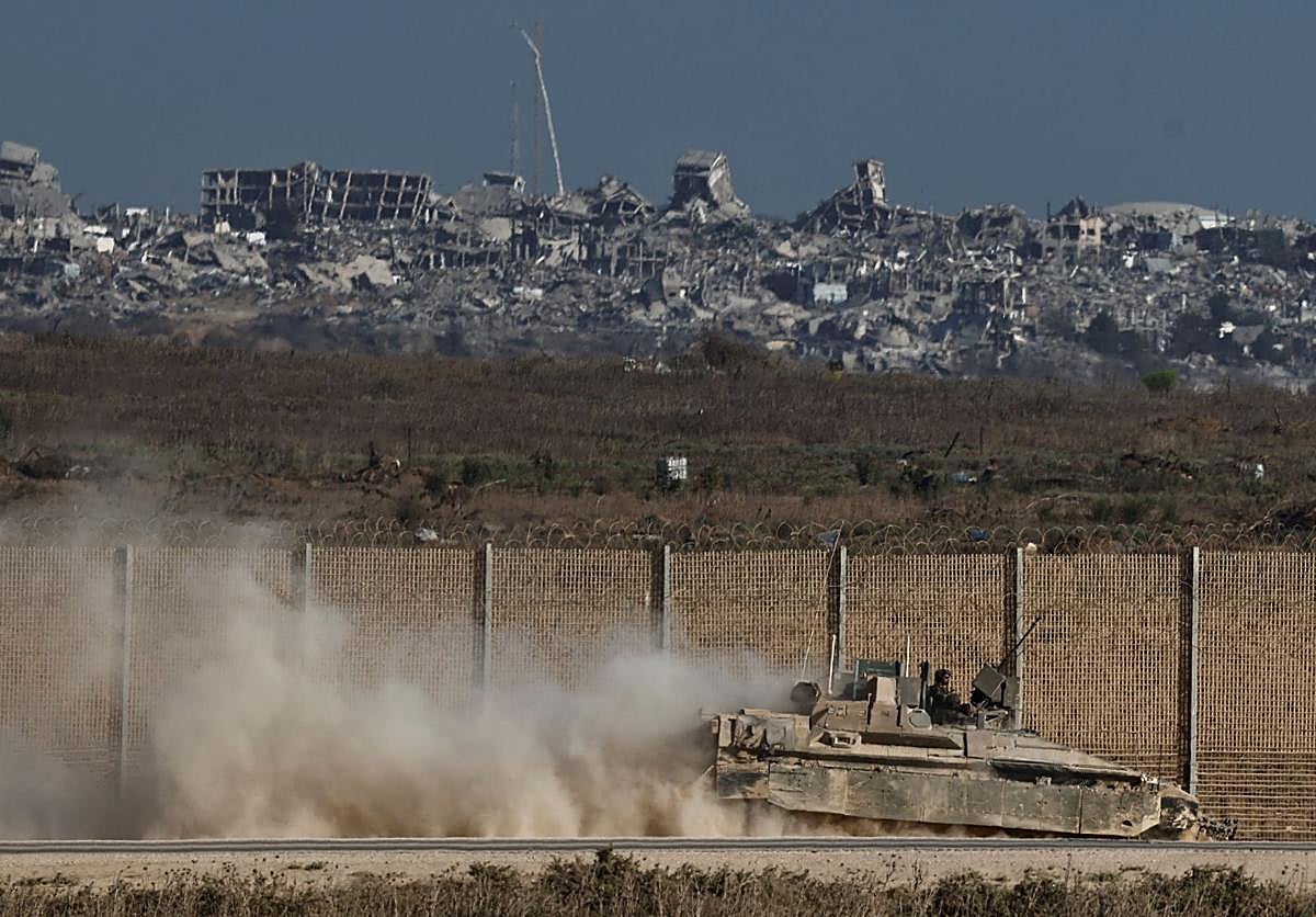 Un vehículo blindado de transporte de personal israelí maniobra en el lado israelí de la frontera entre Israel y Gaza, en Israel.