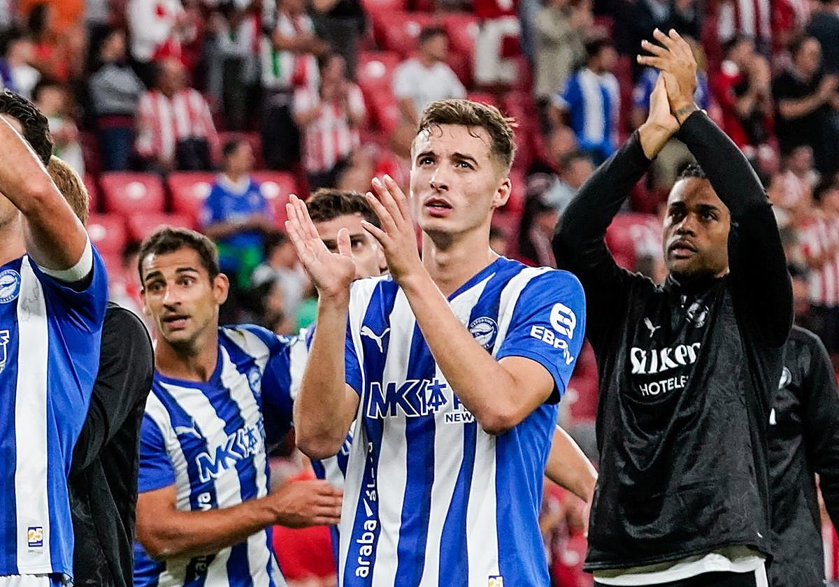 Pacheco saluda a la afición del Alavés en San Mamés.