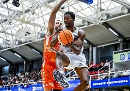 Mamadi Diakite busca una salida al balón ante la defensa de Matt Costello, del Valencia Basket.