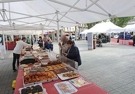 El mercado de productores se instala los jueves y los sábados en Santa Bárbara.