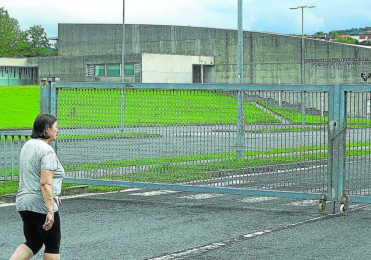 La UPV ha cerrado el acceso al parking del polideportivo hasta que se adjudique la nueva licitación.