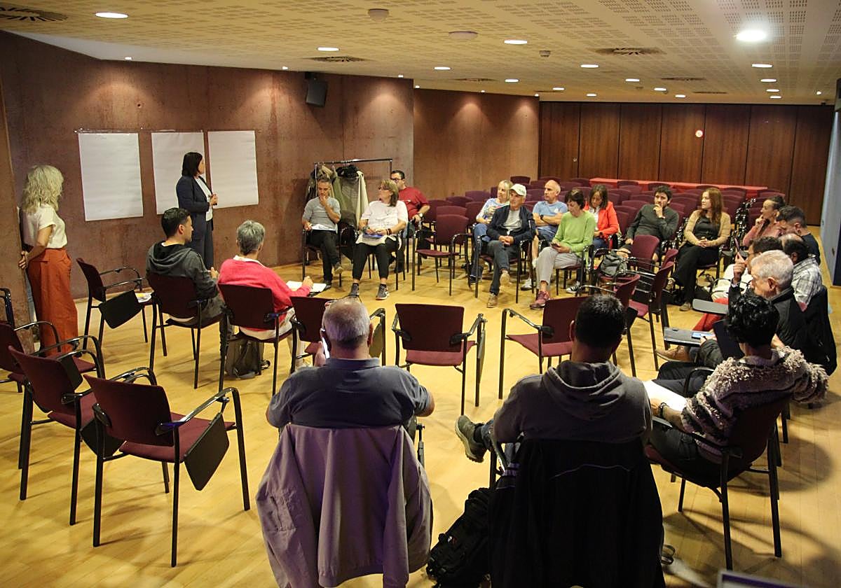 Vecinos, asociaciones y autoridades municipales debatieron en el Elkartegi.