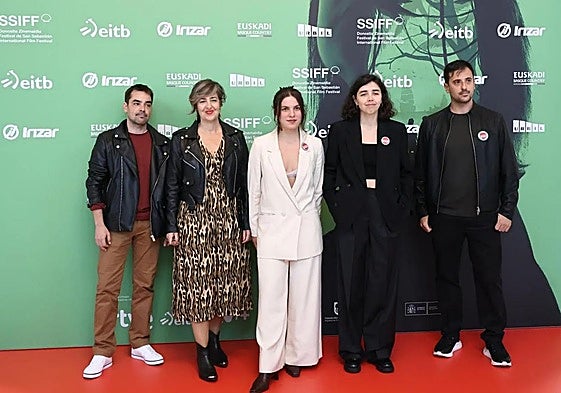 El equipo de 'Jone Batzuetan', con su directora Sara Fantova, premiada en la gala.