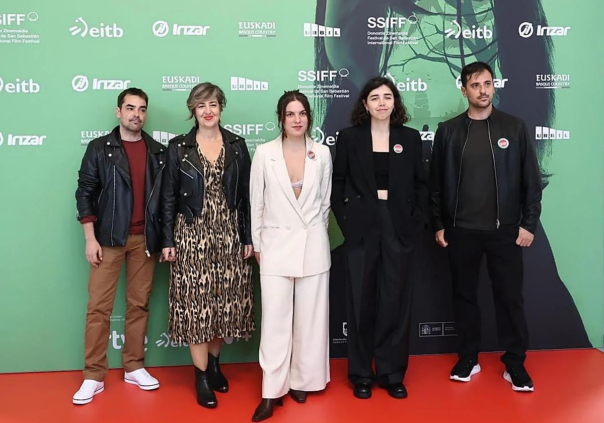 El equipo de 'Jone Batzuetan', con su directora Sara Fantova, premiada en la gala.