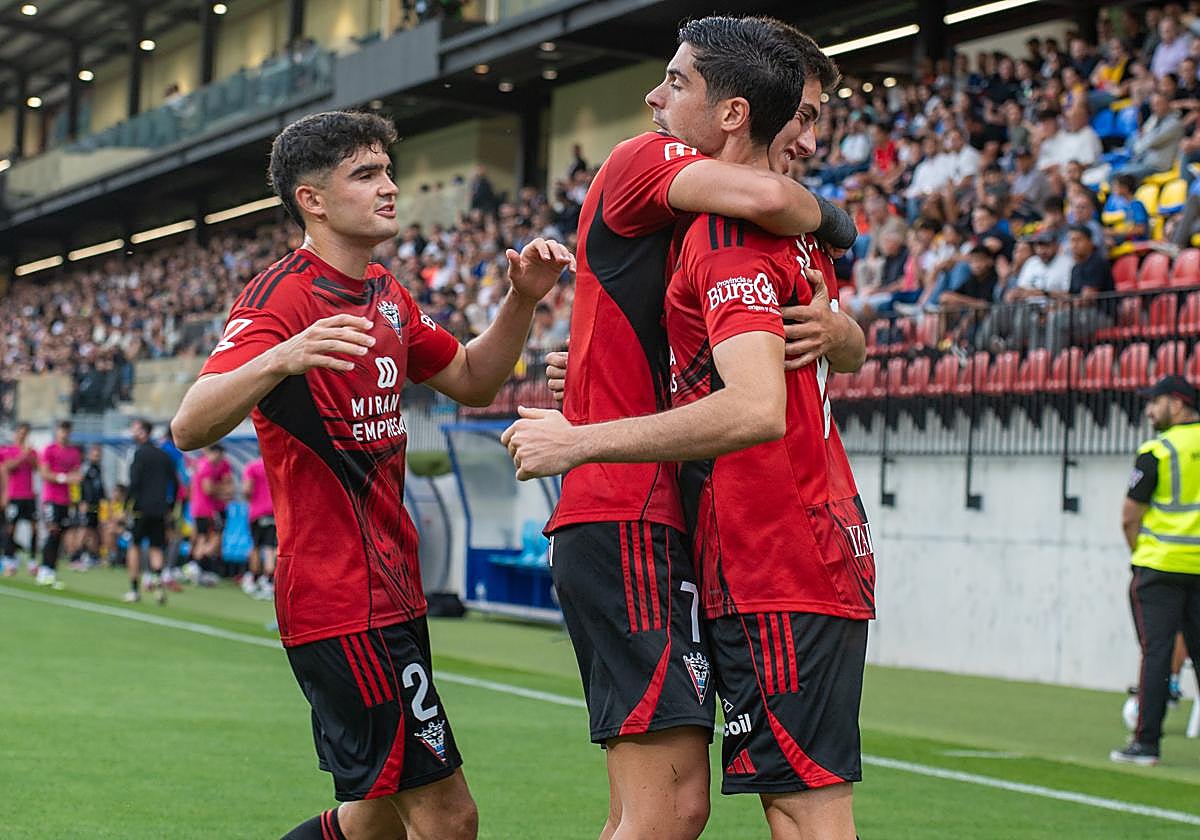 Hugo Novoa (2), tras el gol rojillo y antes de retirarse del campo.