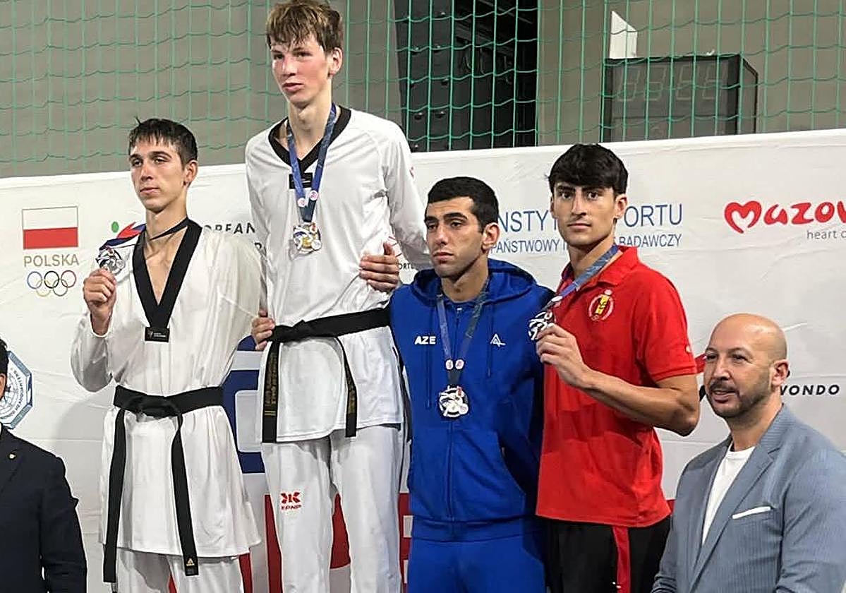 Mikel Fernández, de rojo y con la medalla.