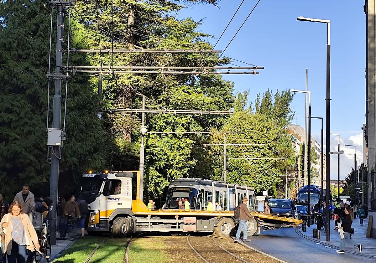 Restablecido el servicio del tranvía en Vitoria tras una hora cortado al cruzarse un camión