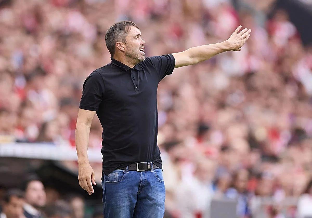 Coudet da indicaciones desde el área técnica de San Mamés en la victoria ante el Athletic.