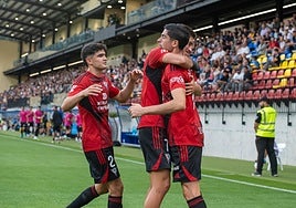 Hugo Novoa celebra con Carlos Fernández el gol del Mirandés en Andorra.