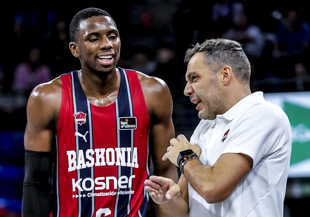 Paolo Galbiati da indicaciones a Hamidou Diallo, uno de los más destacados del encuentro.