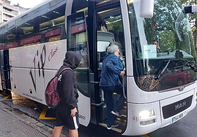 Un autobús transporta a los usuarios entre Santurtzi y Barakaldo.