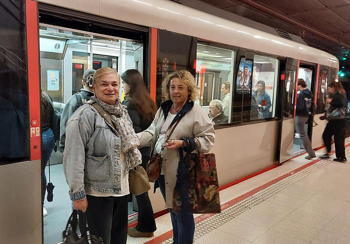 Eguzkiñe Gómez y Aratxu Abajo, a punto de acceder al metro para acudir a Bilbao.