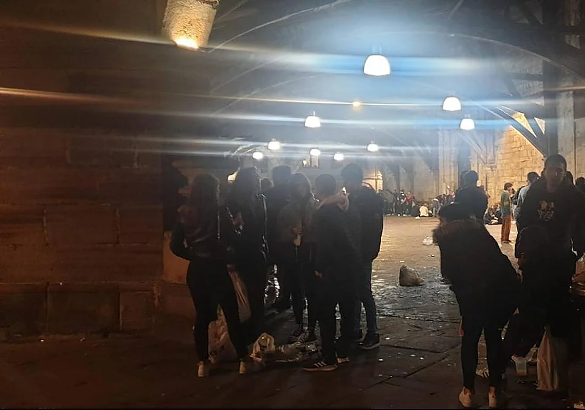 Imagen de un botellón en el casco viejo de la localidad.