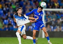 Boyé, agarrado por Juan Iglesias, en una de las últimas acciones del choque.