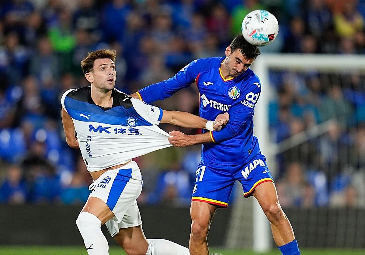 Boyé, agarrado por Juan Iglesias, en una de las últimas acciones del choque.