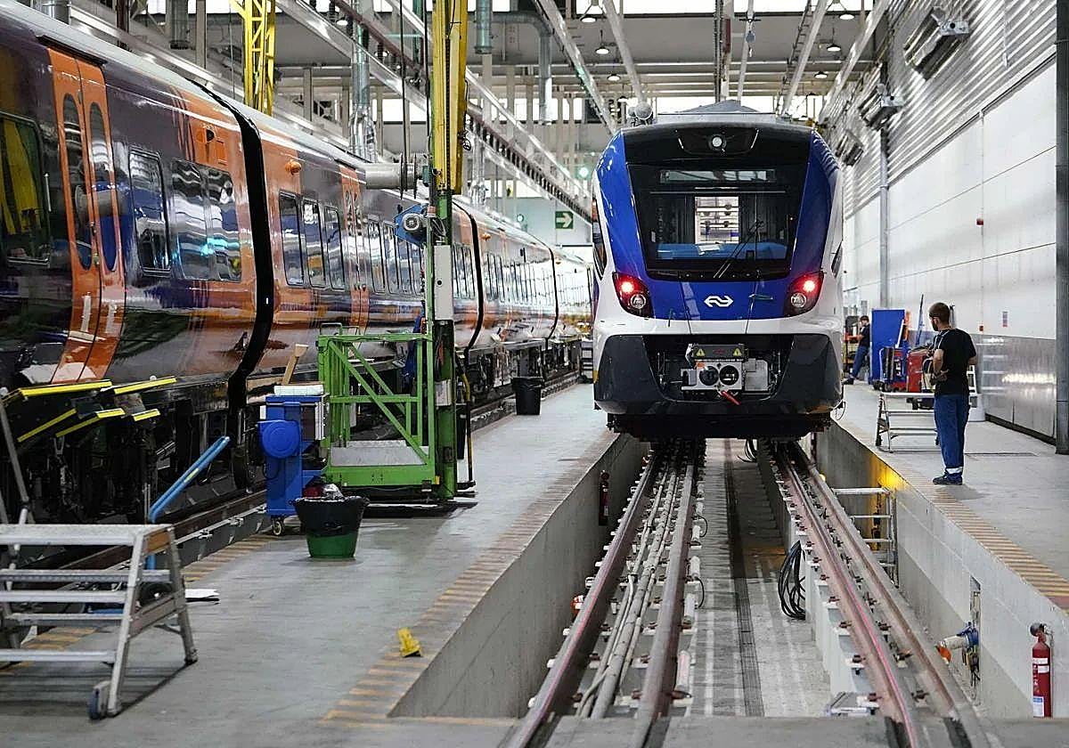 Un operario de CAF inspecciona un modelo de tren en la fábrica de Beasain.