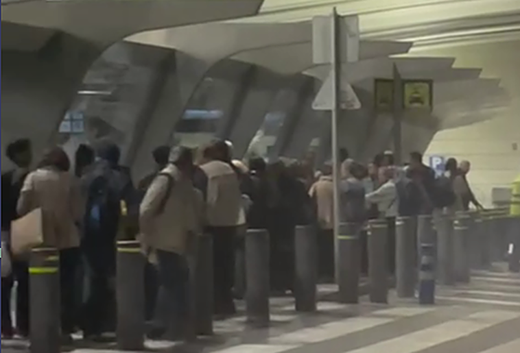 Colas en el aeropuerto en la noche del martes.