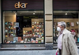 Escaparate de la libreria Elkar.