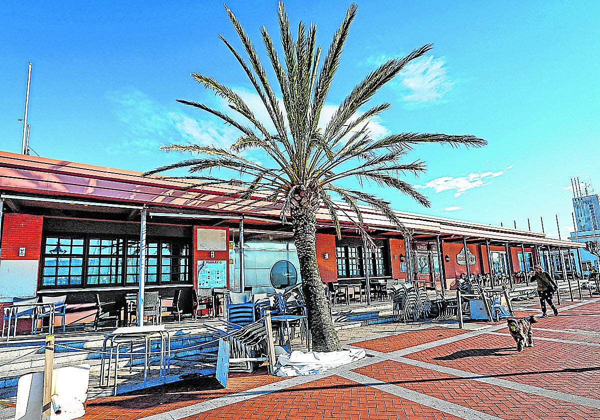Vista de los locales hosteleros del puerto, muchos de ellos abandonados desde hace meses.