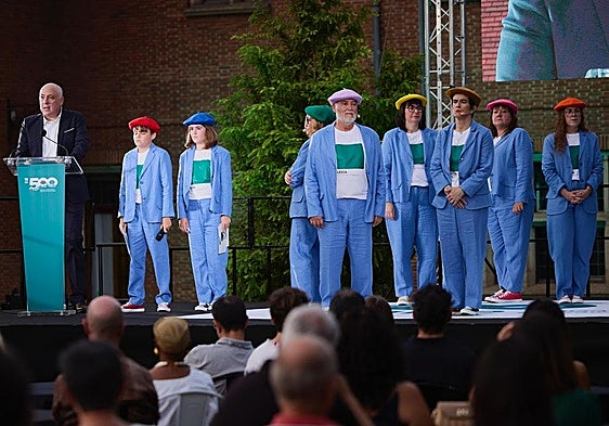Unas 200 personas se reunieron en el Palacio Artaza para conocer el logo del 500 aniversario.