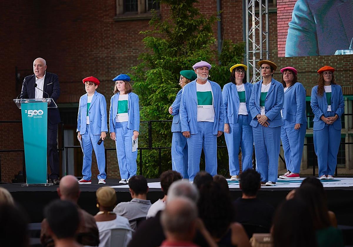 Unas 200 personas se reunieron en el Palacio Artaza para conocer el logo del 500 aniversario.