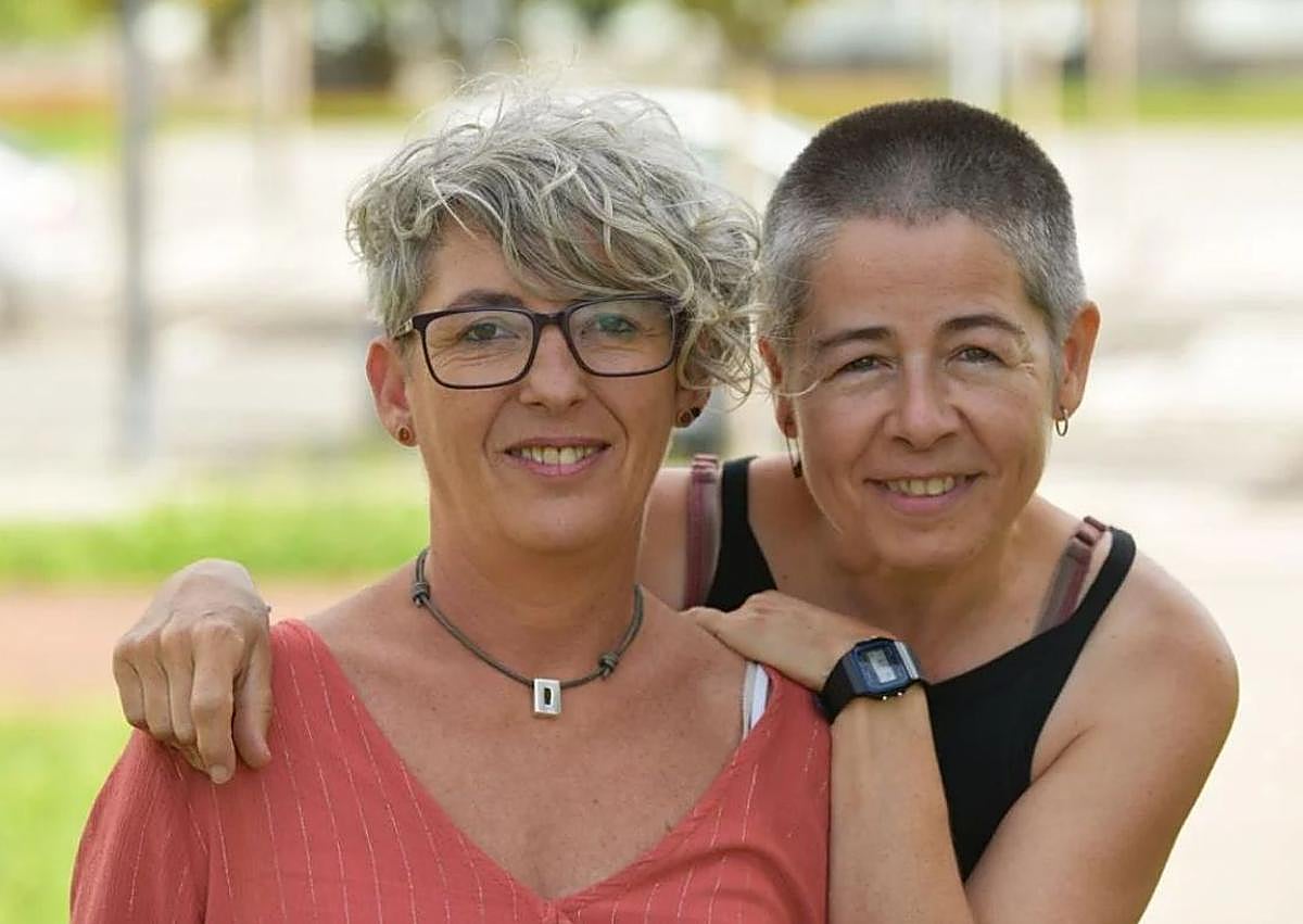 Imagen secundaria 1 - 1. Lurdes Iriondo haren azken argazkietako batean. | 2. Inge Mendioroz eta Idoia Garzes dokumentalgileak. | 3. Dokumentalaren kartela.