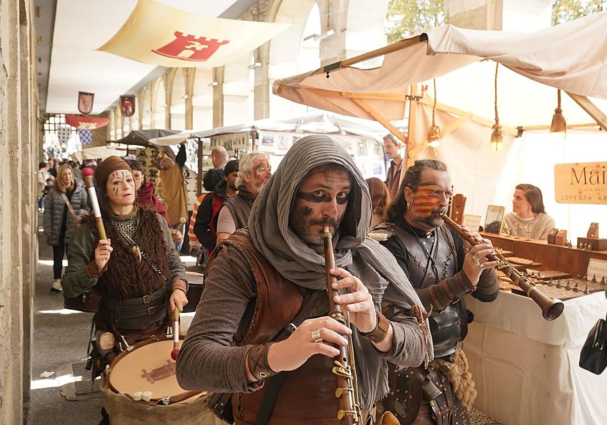 La música está muy presente en el mercado medieval de Vitoria.