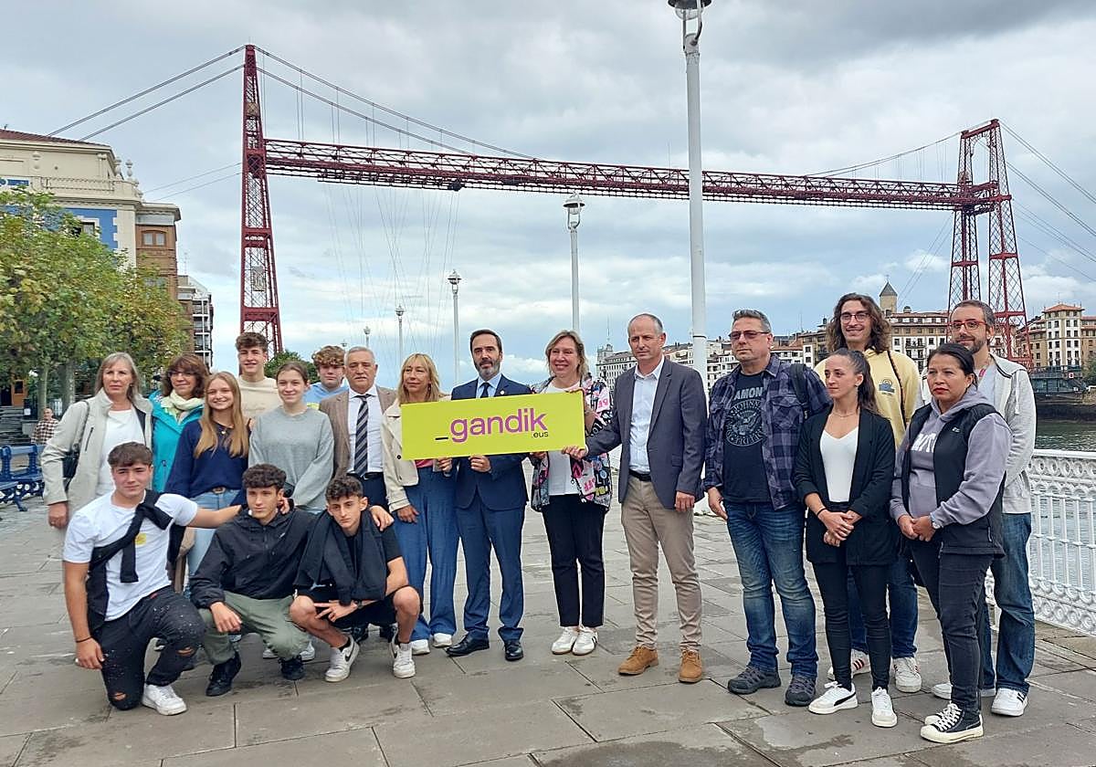 Estudiantes y comerciantes junto al consejero, Javier Hurtado, la alcaldesa, Marijose Blanco, el director de Puntueus, Josu Waliño; Javier Aramburuzabala, presidente de la Asociación de Comerciantes de Portugalete, y la concejala de comercio, Estibaliz Freije. l. g.