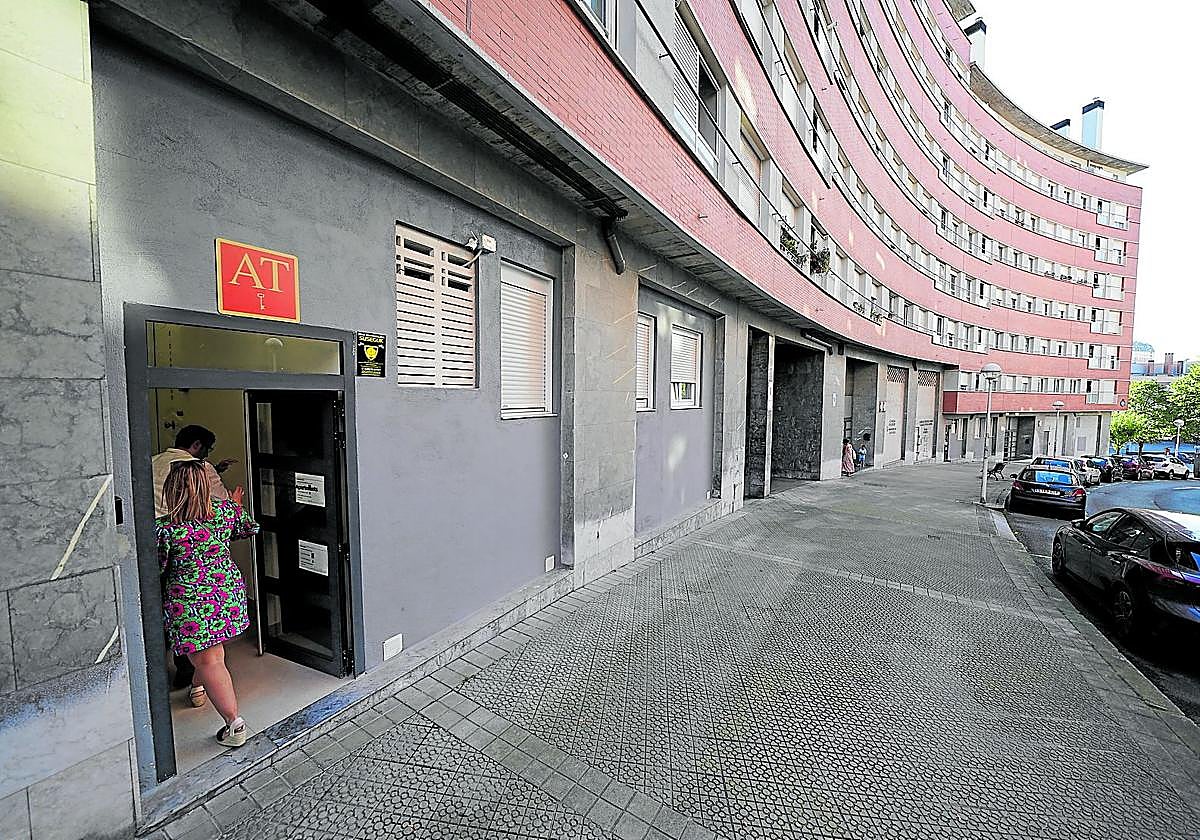 Varios turistas acceden a las inmediaciones de uno de los pisos turísticos ubicados en los bajos de una promoción protegida en Santutxu.