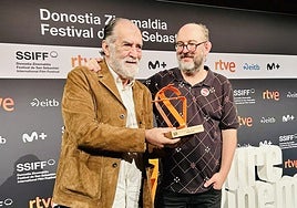 Ramón Barea recibe el Premio Gure Zinema de manos del director Borja Cobeaga en el Festival de San Sebastián
