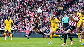 Oihan Sancet remata de cabeza en el partido del martes ante el Girona en San Mamés.