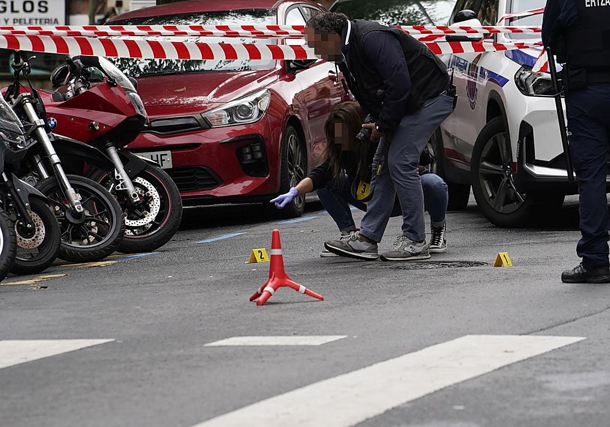 Policías señalan con números las posibles evidencias.