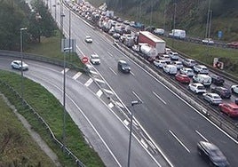 Retenciones kilométricas en el corredor del Txorierri por un choque en cadena con 7 vehículos implicados