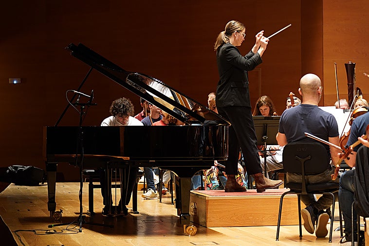 Martin García García, al teclado del Steinway D-274, arropado por la BOS a las órdenes de Elena Schwarz.