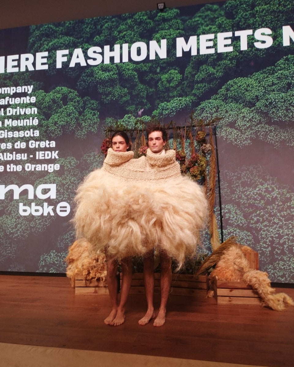 Diseño creado con desperdicios de lana de oveja presentado en un desfile anterior.