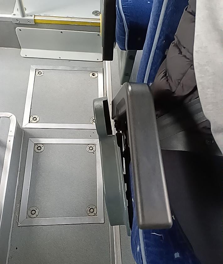 Imagen secundaria 2 - Un retrovisor con cinta aislante, un asiento sin cinturon de seguridad y otro con desperfectos en uno de los autobuses. 