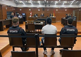 El procesado, escoltado por dos ertzainas, ayer miércoles en la Audiencia Provincial de Álava.