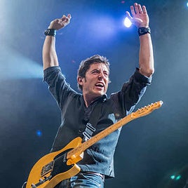 El televisivo Manel Fuentes en una actuación con la banda 'Spring's Team'.