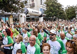 Una multitudinaria marcha contra el cáncer celebrada el año pasado en Vitoria.